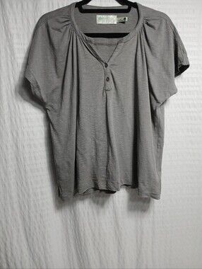 Aventura Organic Cotton V Neck Shortsleeve Tee. Size L